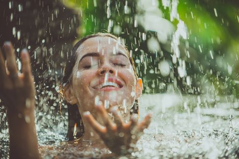 Schöne Frau entspannt im Schwimmbad.