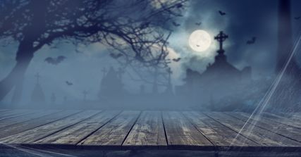 Bühnen-Horror-Hintergrund. Horror- und Halloween-Attributen im Hintergrund - Fledermäuse, Nebel, Friedhofskreuze und ominöser Vollmond.